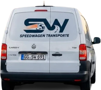 Weißer VW Caddy von Speedwagen Transporte, Heckansicht mit Logo
