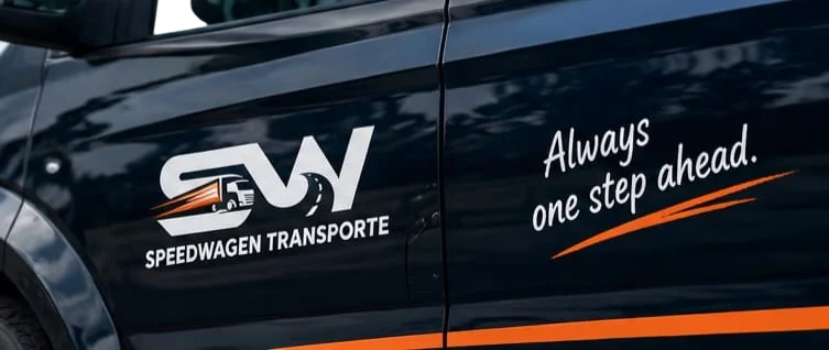 Speedwagen Transporte Fahrzeug mit Slogan Always one step ahead